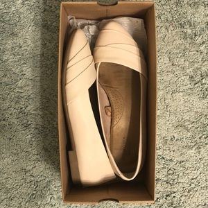 GUC, Women’s Creme flats w/memory foam Size 7.5.